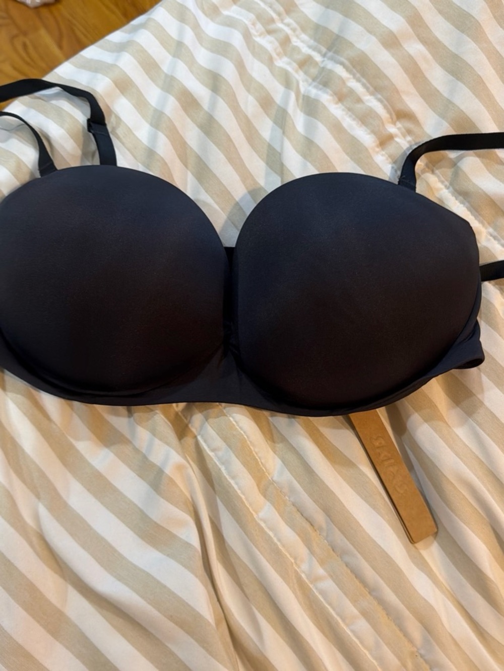 SKIMS Strapless Molded Bra in Black